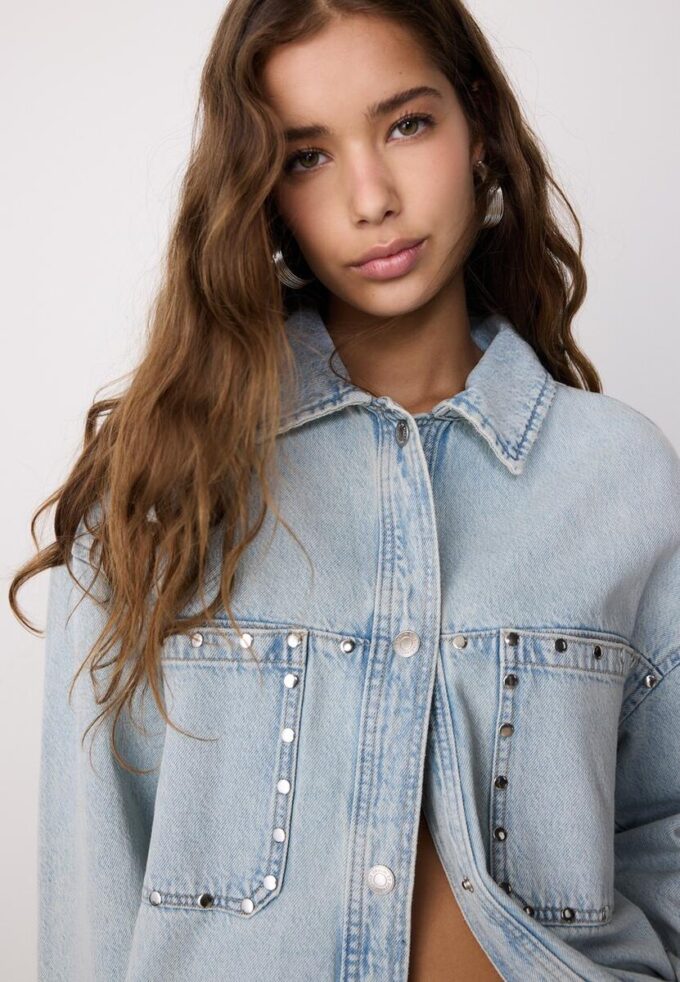 Surchemise courte en denim avec clous