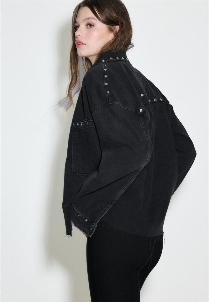 Surchemise courte en denim cloutée