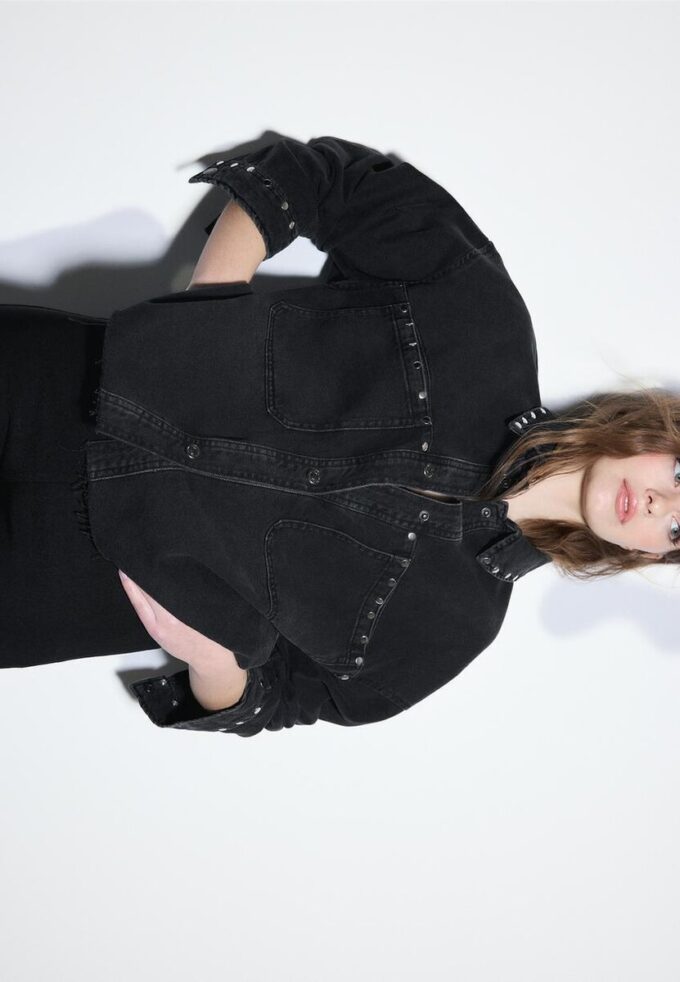 Surchemise courte en denim cloutée