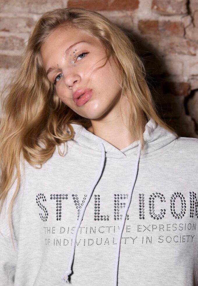 Sweat à capuche avec strass Sweat à capuche avec strass