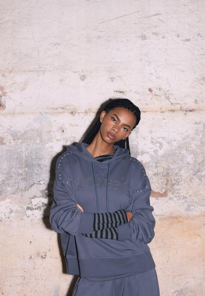 Sweat à capuche brodé et clouté