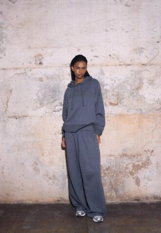 Sweat à capuche brodé et clouté