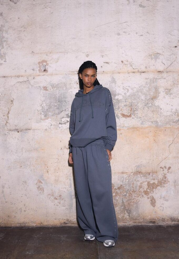 Sweat à capuche brodé et clouté