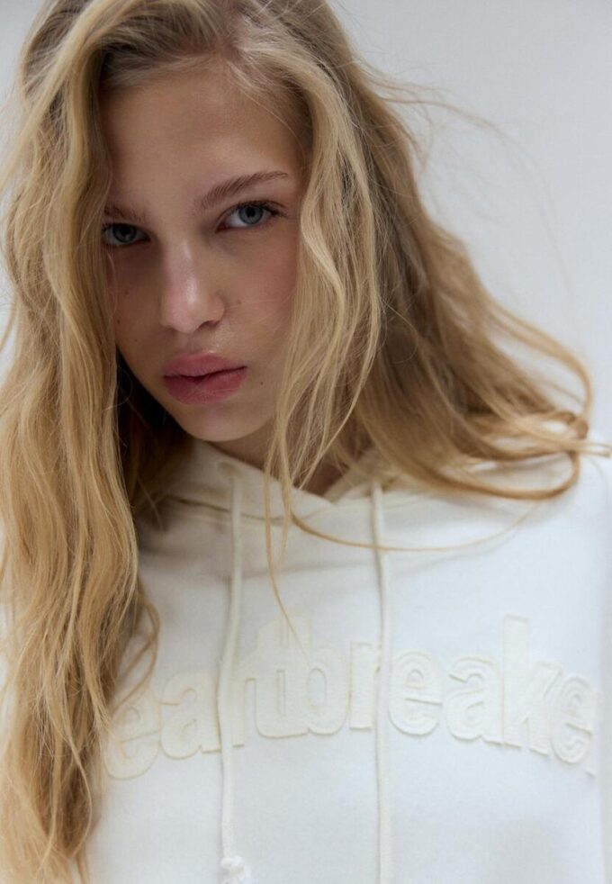 Sweat à capuche brodé et clouté