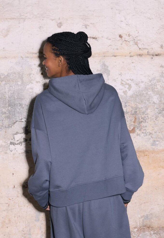 Sweat à capuche brodé et clouté