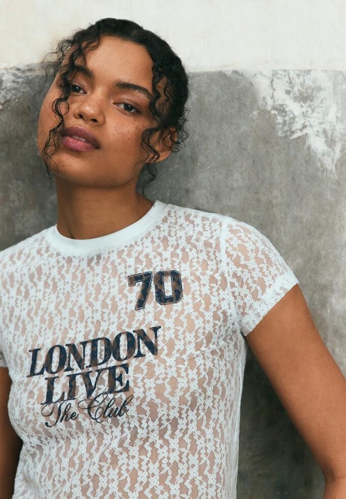 T-shirt ajusté avec dentelle et motif graphique