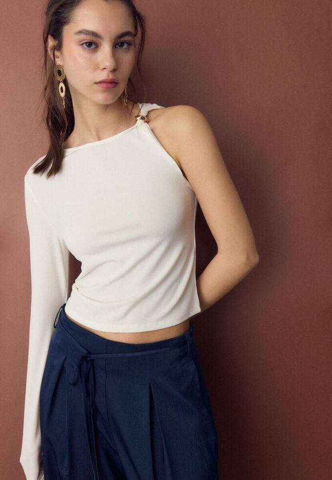 T-shirt asymétrique avec boucle métallique