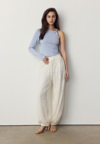 T-shirt asymétrique avec boucle métallique