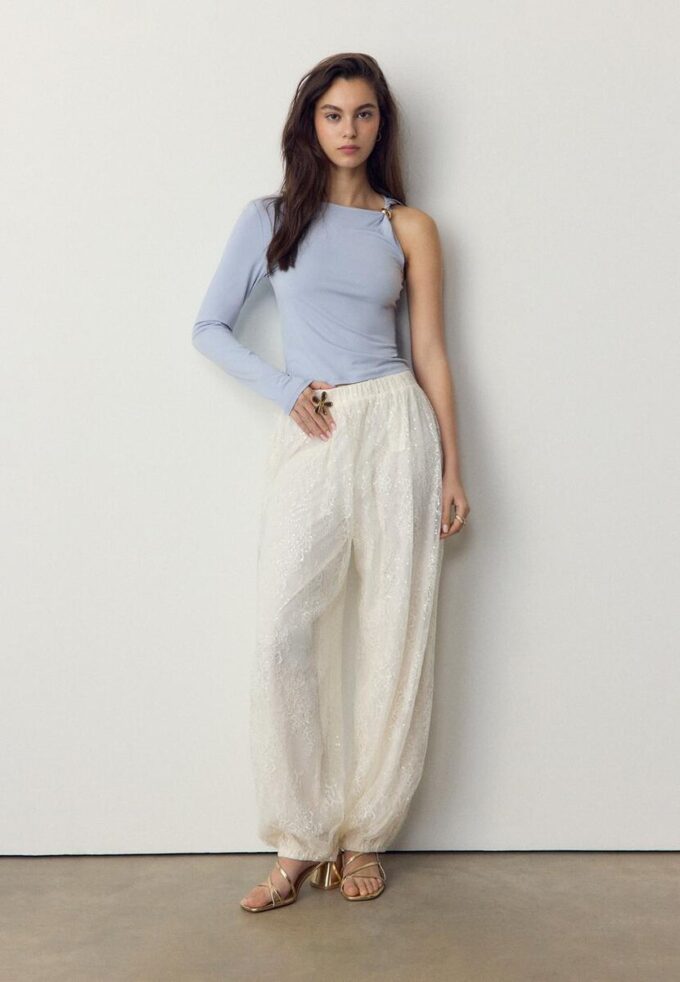 T-shirt asymétrique avec boucle métallique