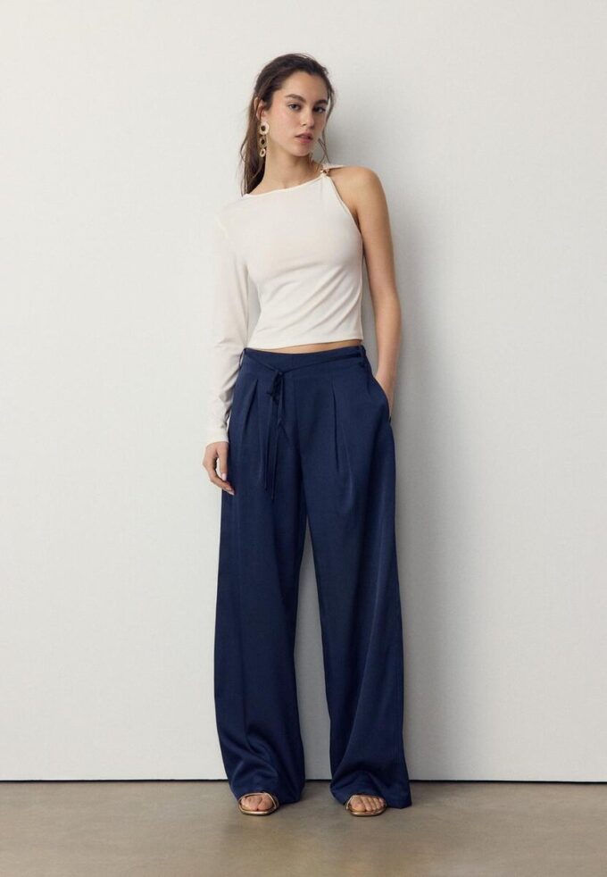 T-shirt asymétrique avec boucle métallique