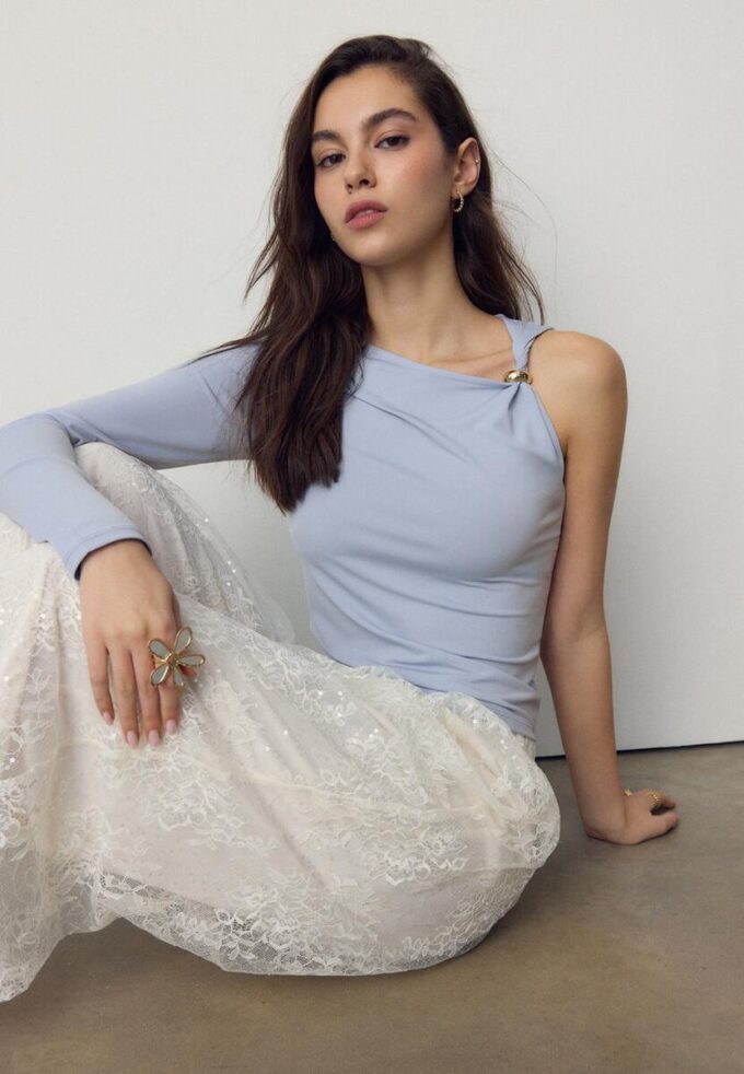 T-shirt asymétrique avec boucle métallique