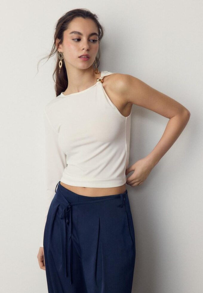 T-shirt asymétrique avec boucle métallique