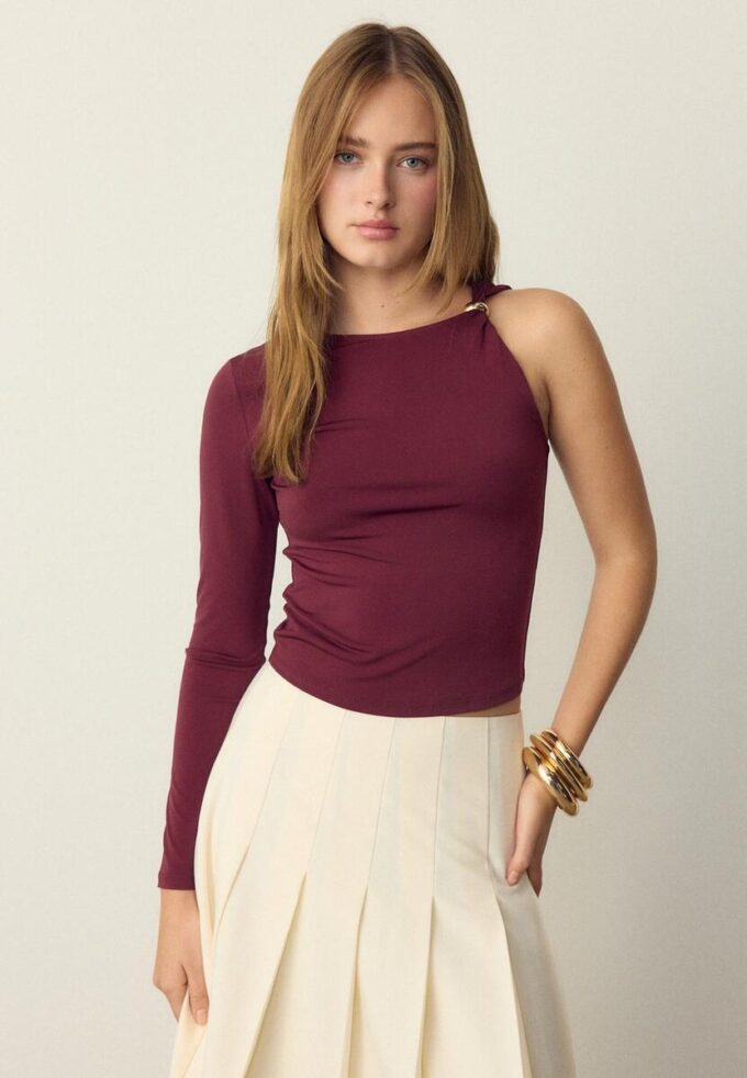 T-shirt asymétrique avec boucle métallique