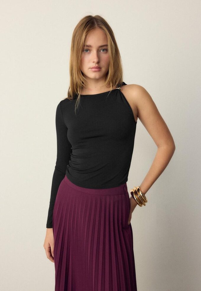 T-shirt asymétrique avec boucle métallique