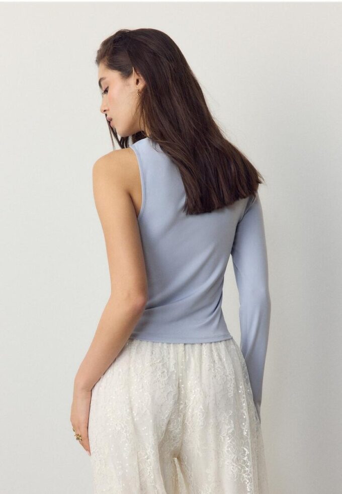 T-shirt asymétrique avec boucle métallique