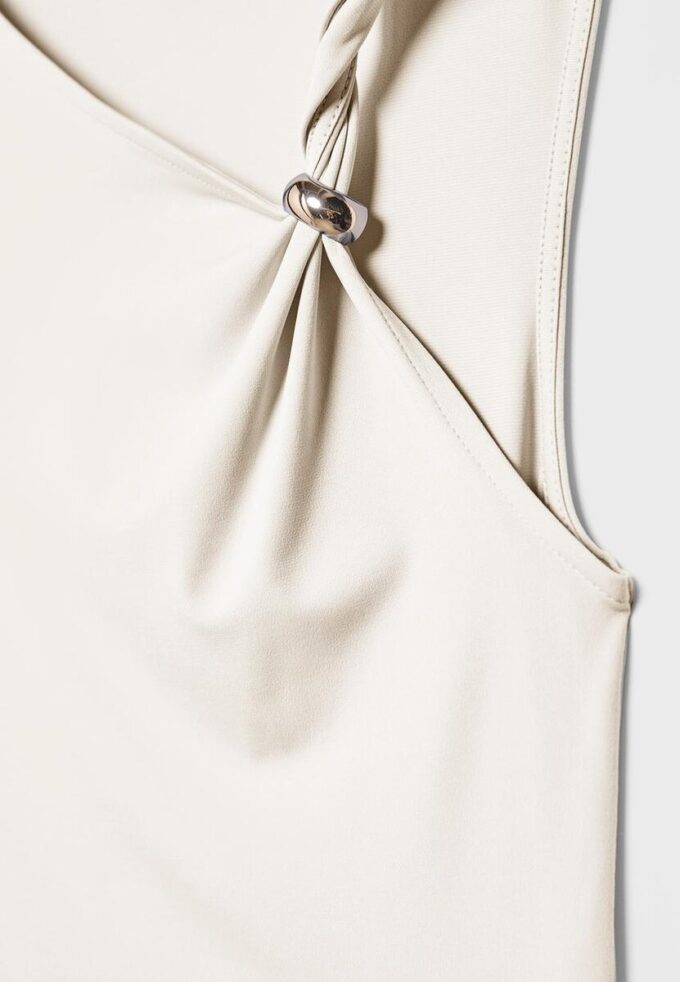 T-shirt asymétrique avec boucle métallique