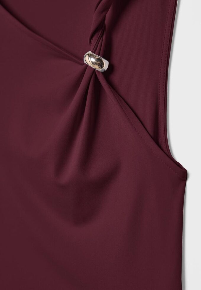 T-shirt asymétrique avec boucle métallique