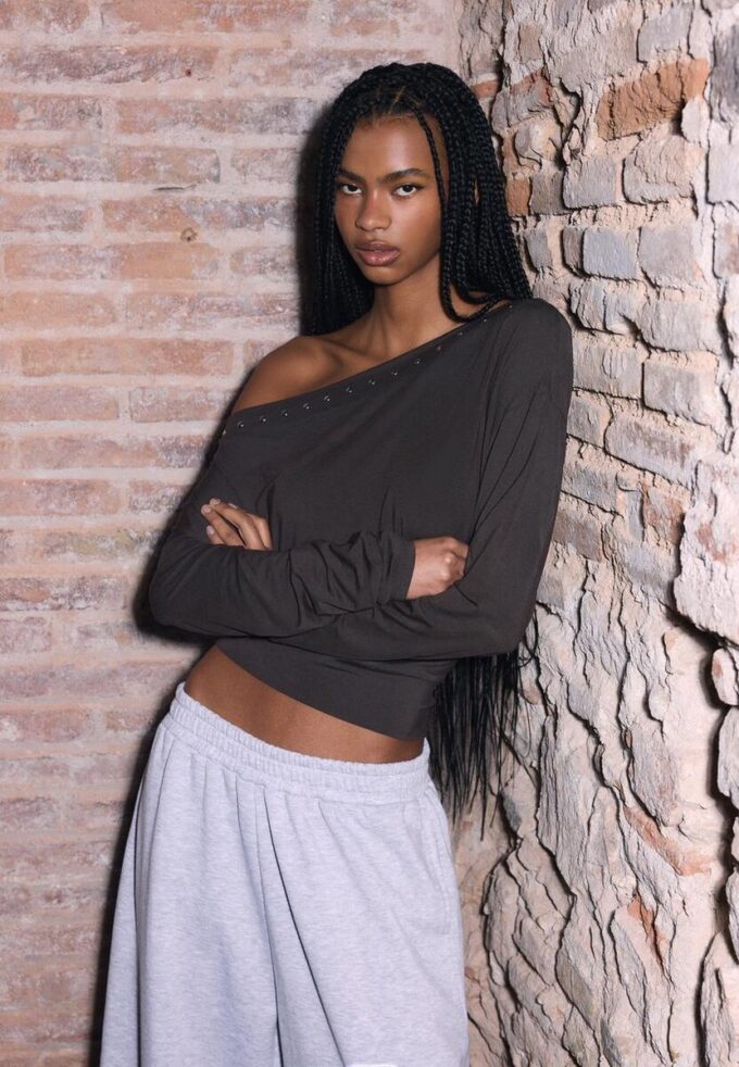 T-shirt asymétrique à clous