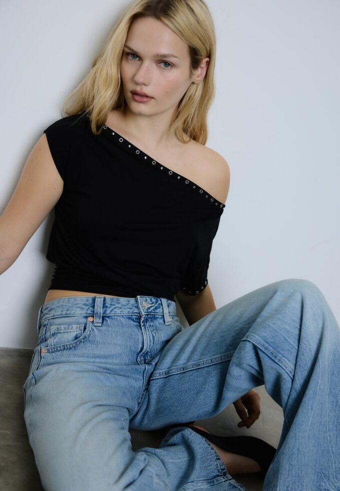 T-shirt asymétrique à clous