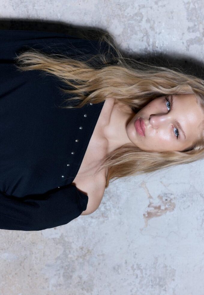 T-shirt asymétrique à clous