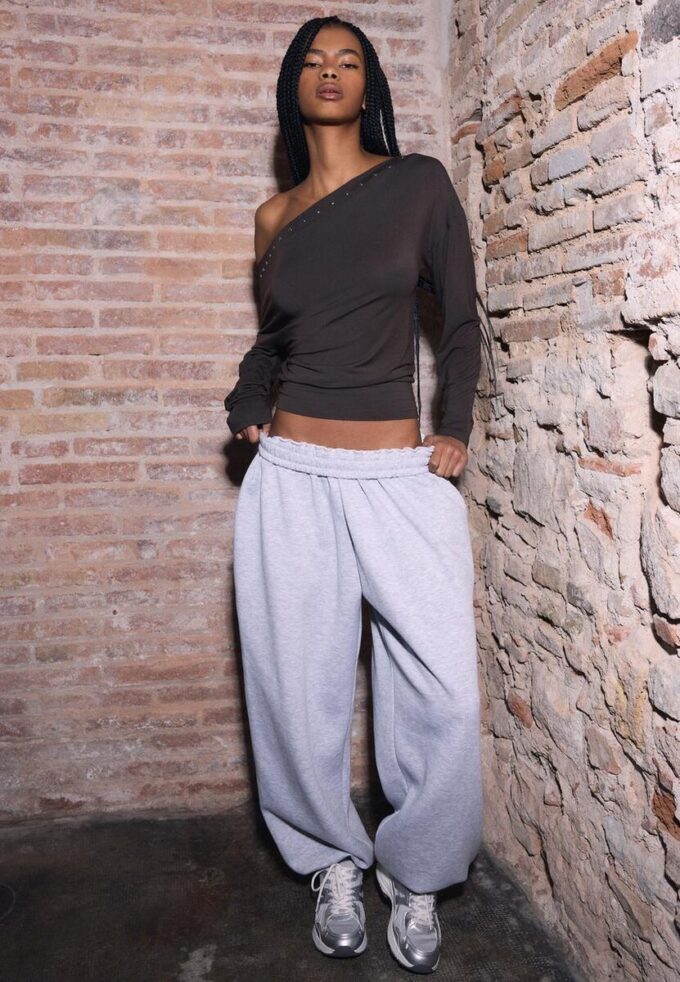 T-shirt asymétrique à clous