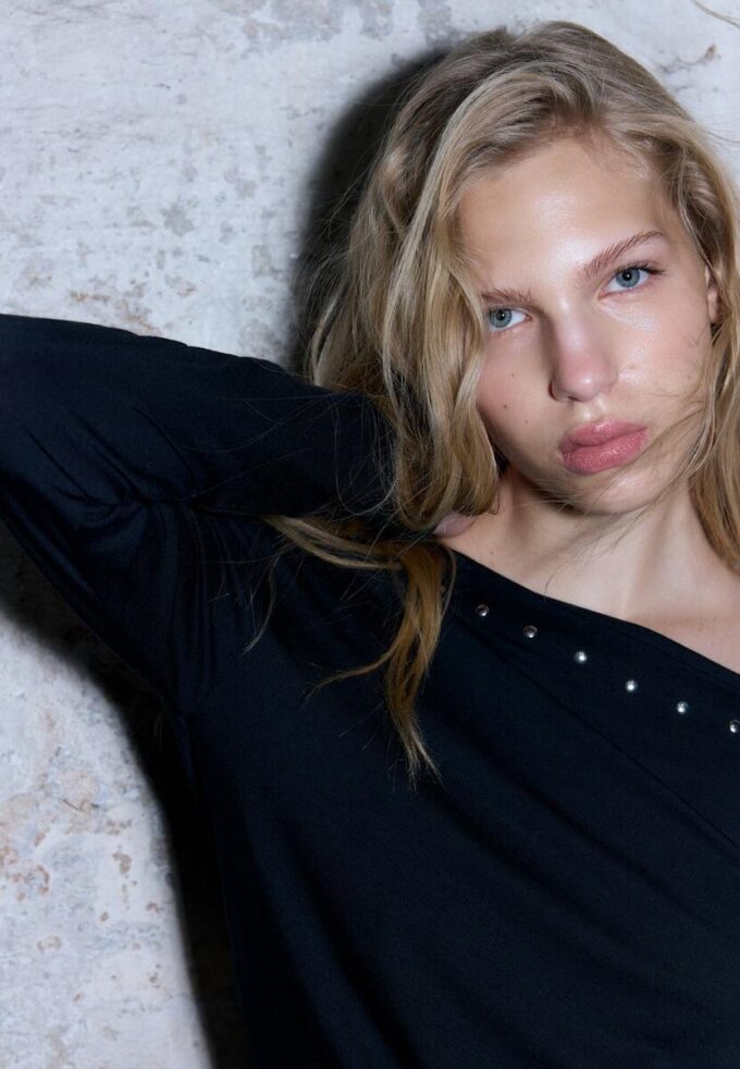 T-shirt asymétrique à clous