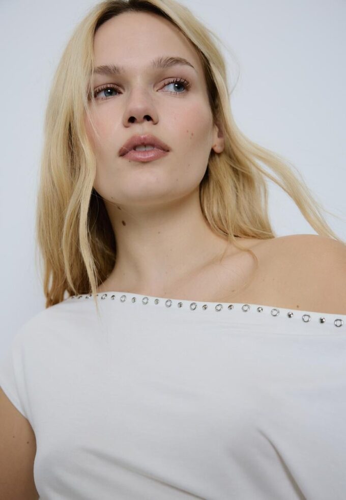 T-shirt asymétrique à clous