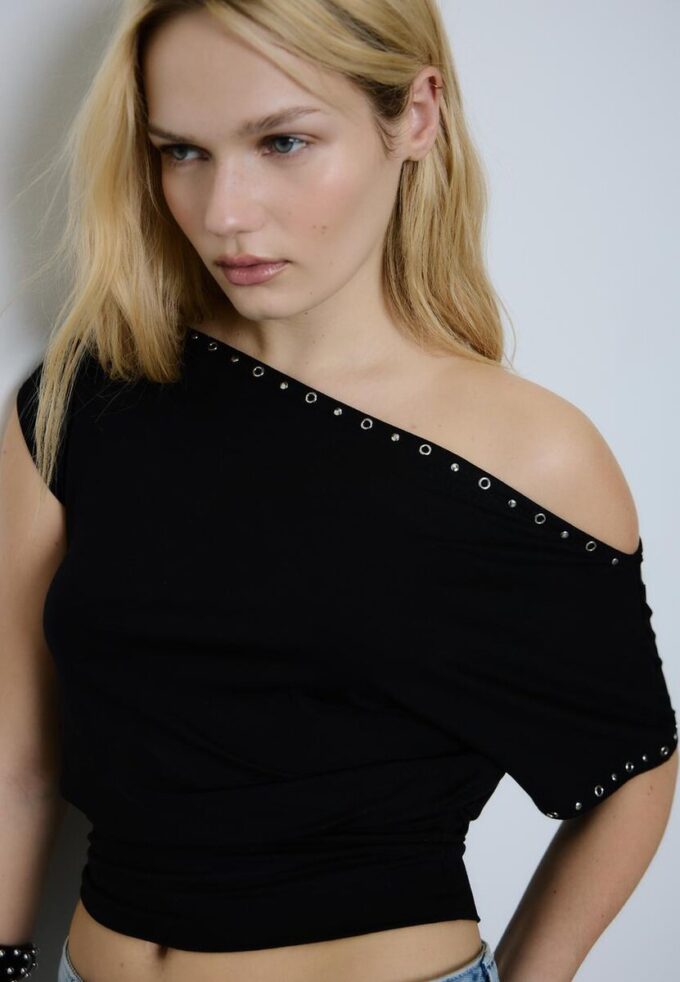 T-shirt asymétrique à clous