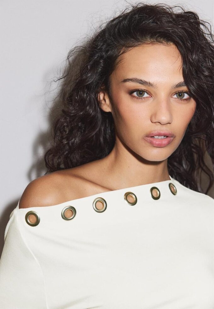 T-shirt asymétrique à œillets