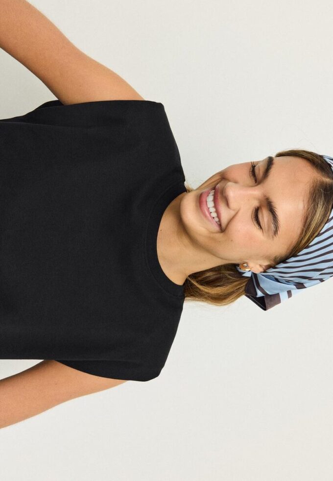 T-shirt basique à épaules rembourrées T-shirt basique à épaules rembourrées