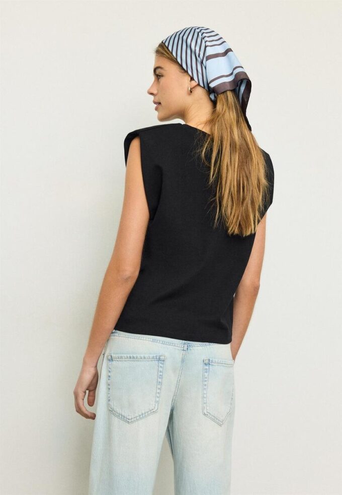 T-shirt basique à épaules rembourrées T-shirt basique à épaules rembourrées