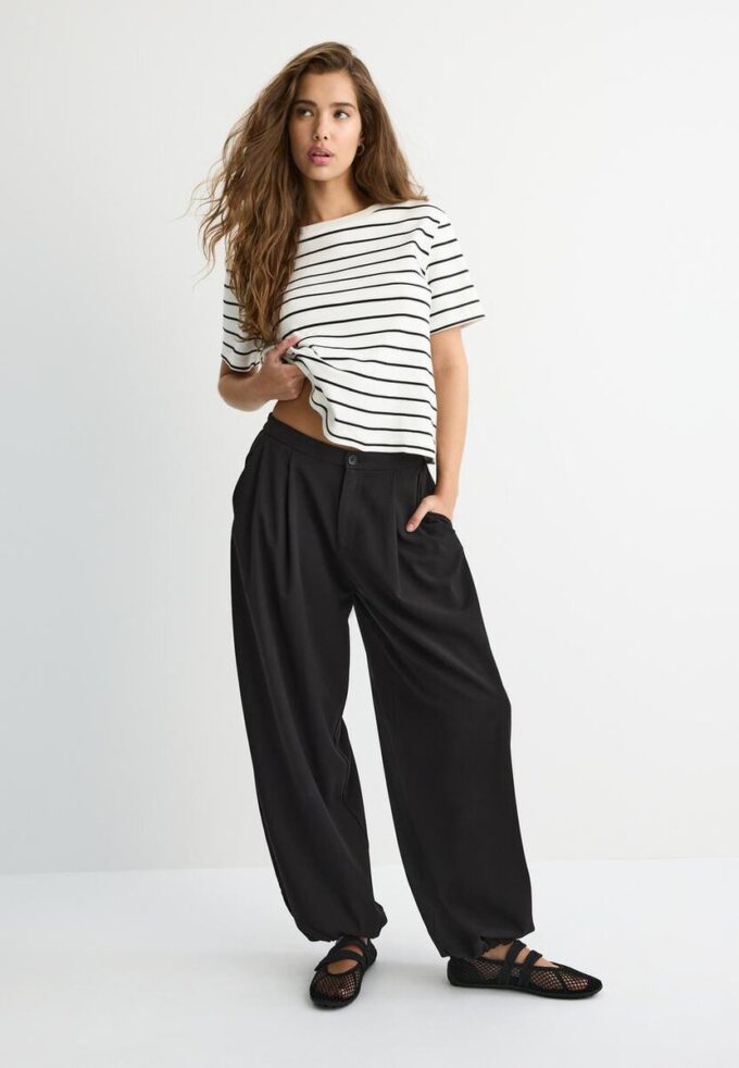 T-shirt basique à rayures, coupe classique, en tissu épais T-shirt basique à rayures, coupe classique, en tissu épais