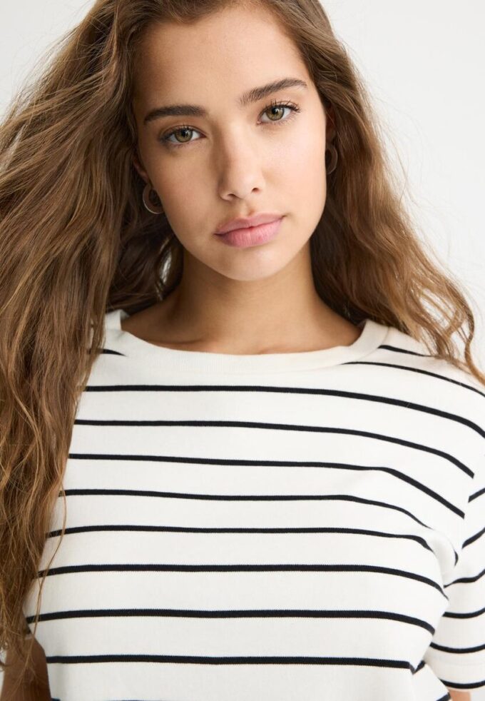 T-shirt basique à rayures, coupe classique, en tissu épais T-shirt basique à rayures, coupe classique, en tissu épais