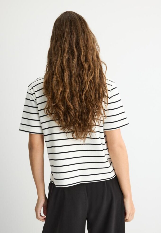 T-shirt basique à rayures, coupe classique, en tissu épais T-shirt basique à rayures, coupe classique, en tissu épais