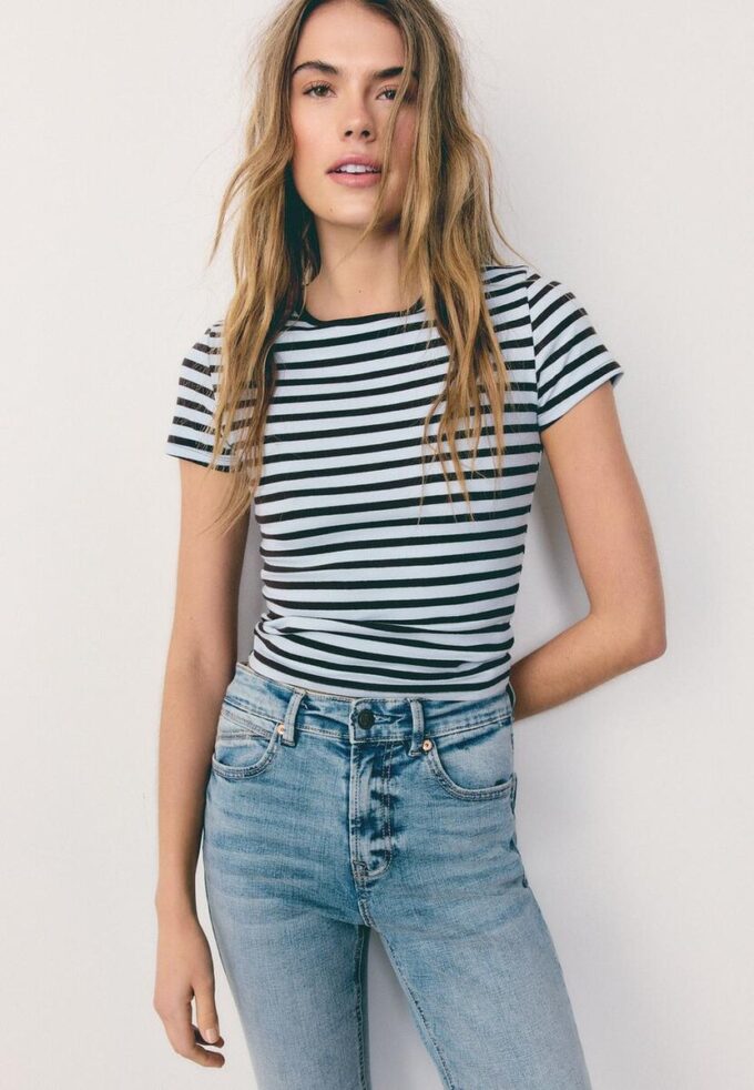 T-shirt basique à rayures et coupe ajustée T-shirt basique à rayures et coupe ajustée