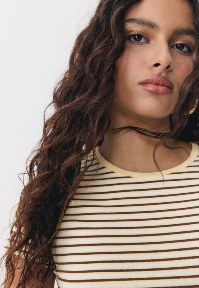 T-shirt basique à rayures et coupe ajustée T-shirt basique à rayures et coupe ajustée