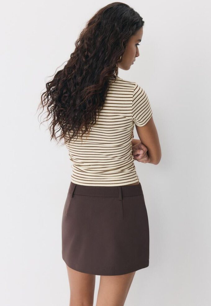 T-shirt basique à rayures et coupe ajustée T-shirt basique à rayures et coupe ajustée