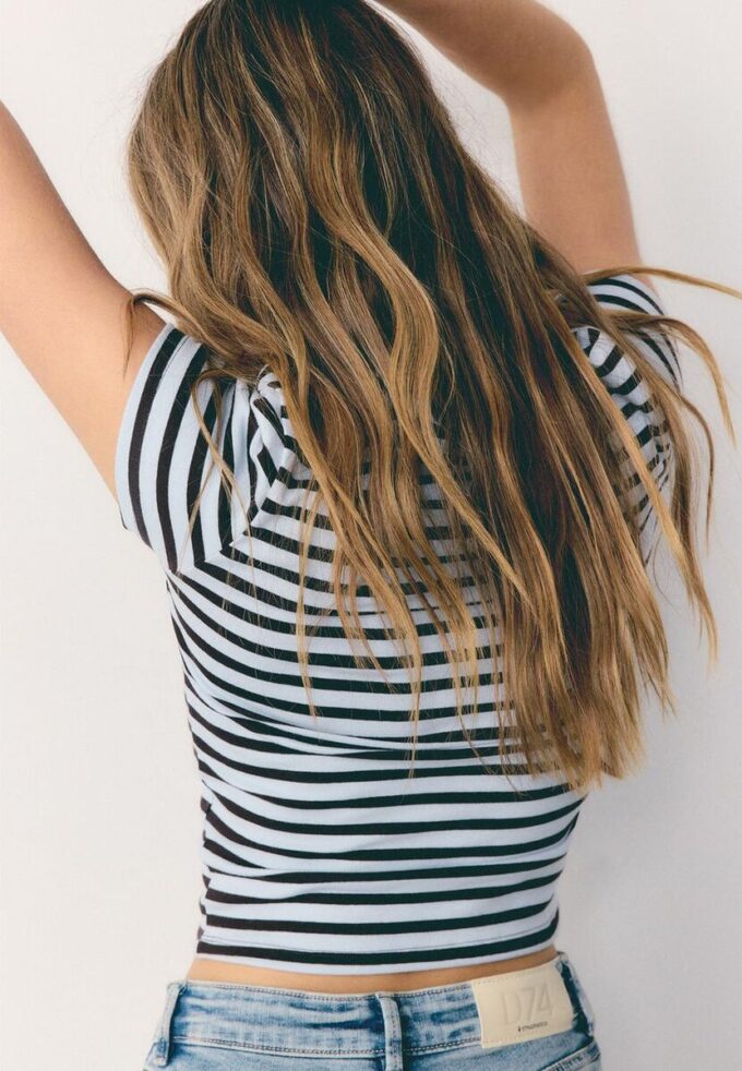 T-shirt basique à rayures et coupe ajustée T-shirt basique à rayures et coupe ajustée