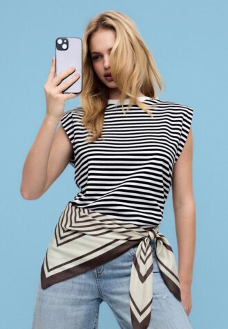 T-shirt basique à rayures et épaules rembourrées