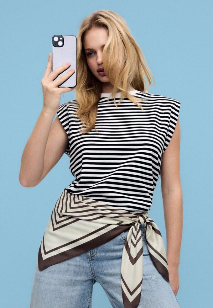 T-shirt basique à rayures et épaules rembourrées T-shirt basique à rayures et épaules rembourrées