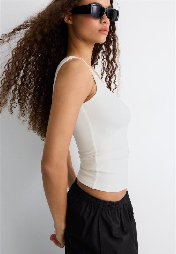 T-shirt à larges bretelles en polyamide T-shirt à larges bretelles en polyamide