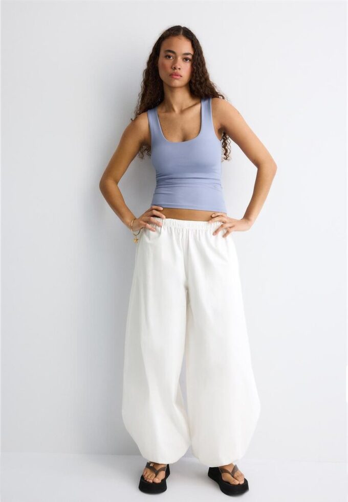 T-shirt à larges bretelles en polyamide T-shirt à larges bretelles en polyamide