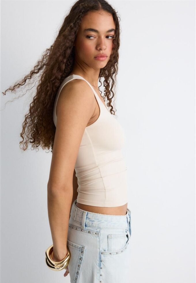 T-shirt à larges bretelles en polyamide T-shirt à larges bretelles en polyamide