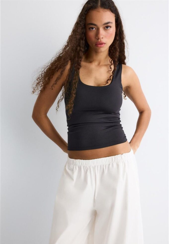 T-shirt à larges bretelles en polyamide T-shirt à larges bretelles en polyamide