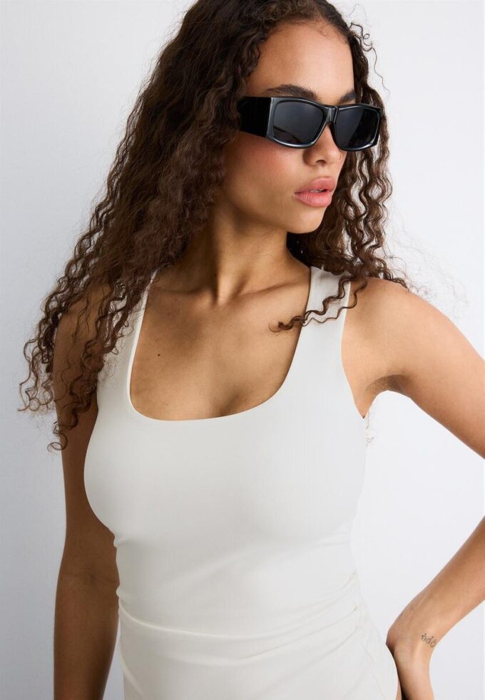 T-shirt à larges bretelles en polyamide T-shirt à larges bretelles en polyamide