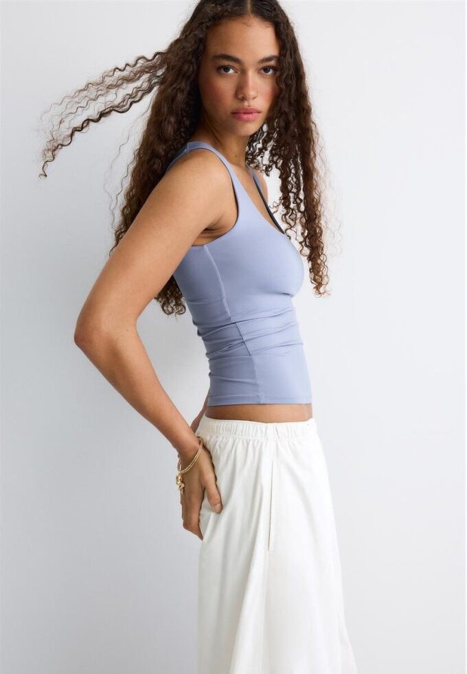 T-shirt à larges bretelles en polyamide T-shirt à larges bretelles en polyamide