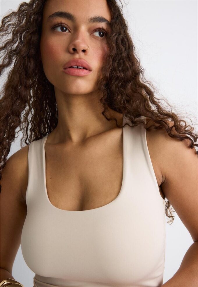 T-shirt à larges bretelles en polyamide T-shirt à larges bretelles en polyamide