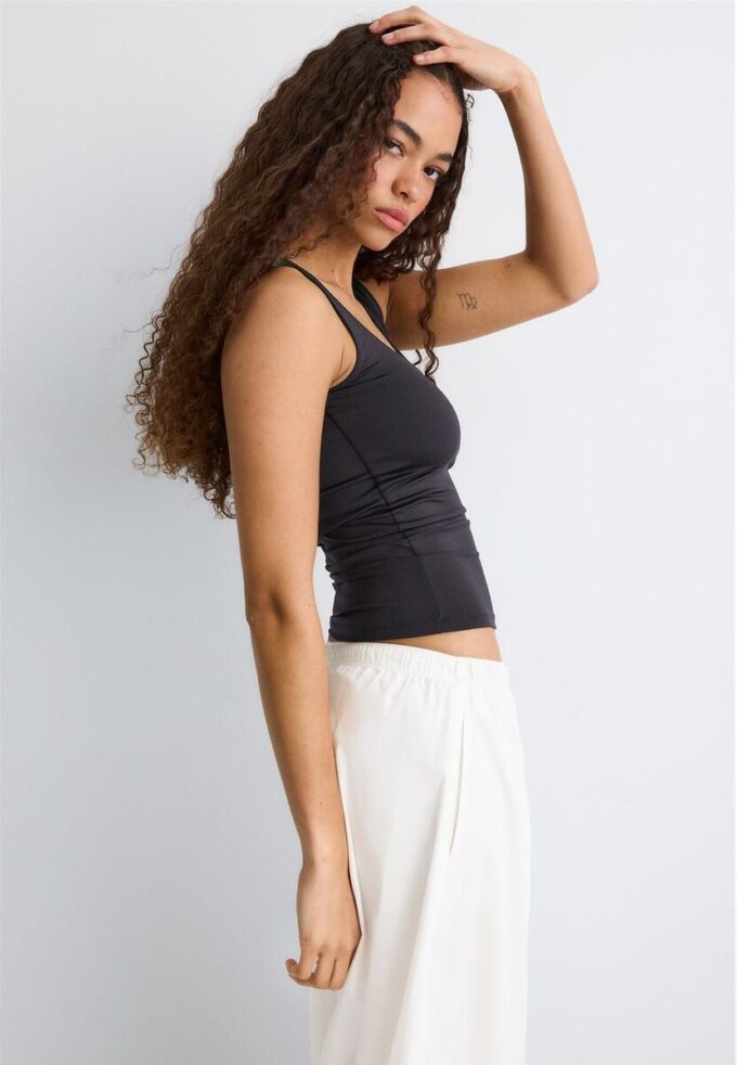 T-shirt à larges bretelles en polyamide T-shirt à larges bretelles en polyamide