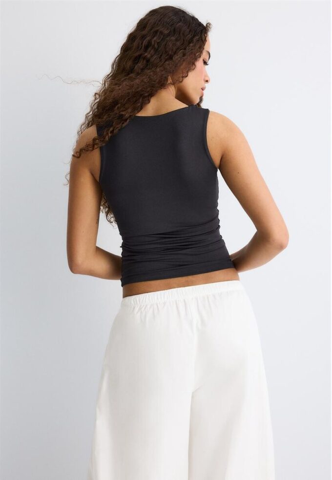 T-shirt à larges bretelles en polyamide T-shirt à larges bretelles en polyamide