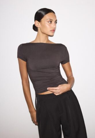 T-shirt à manches courtes avec fronces sur les côtés T-shirt à manches courtes avec fronces sur les côtés